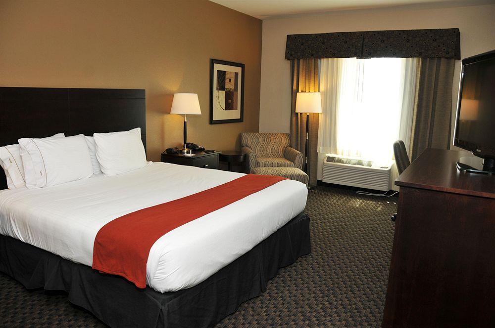 Holiday Inn Express & Suites Clinton By Ihg Room photo