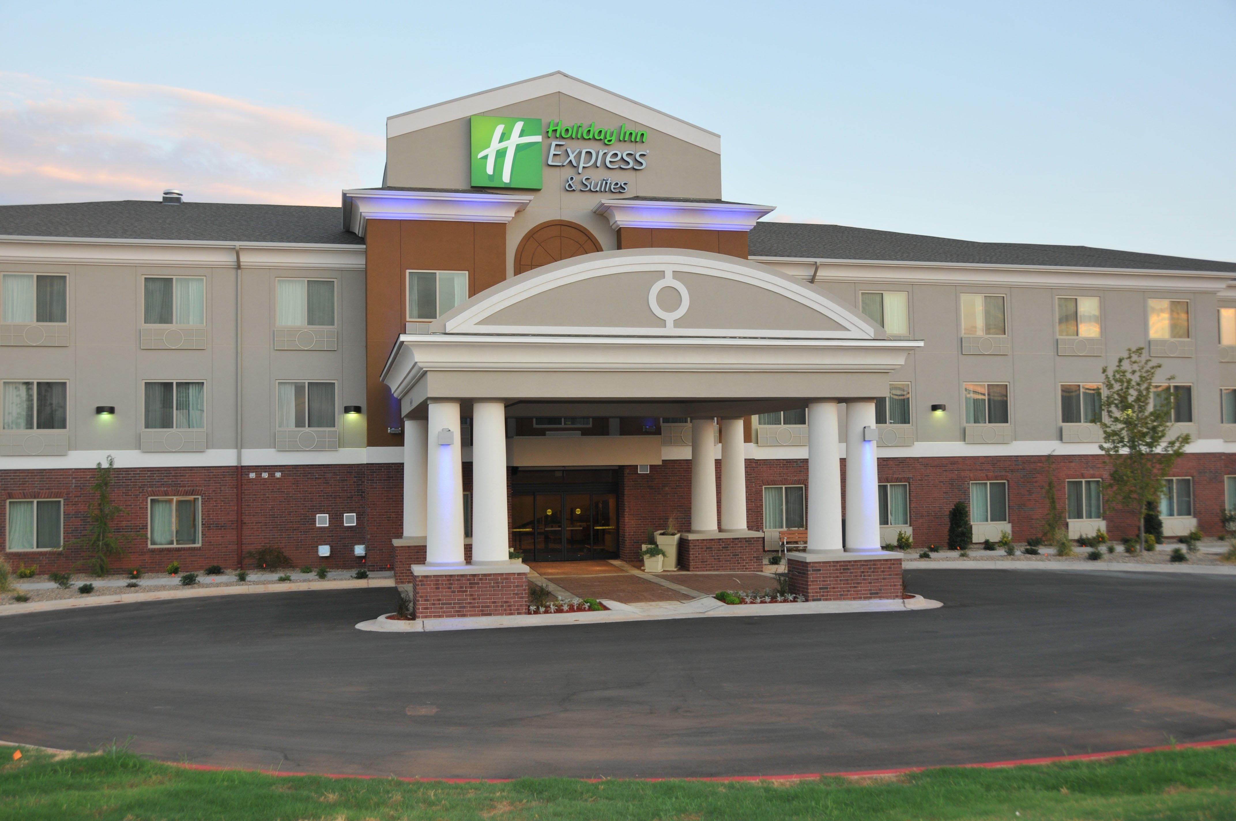 Holiday Inn Express & Suites Clinton By Ihg Exterior photo