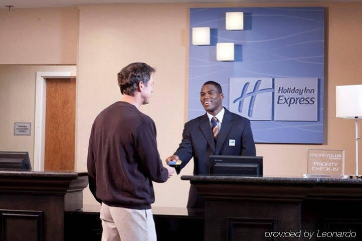 Holiday Inn Express & Suites Clinton By Ihg Exterior photo